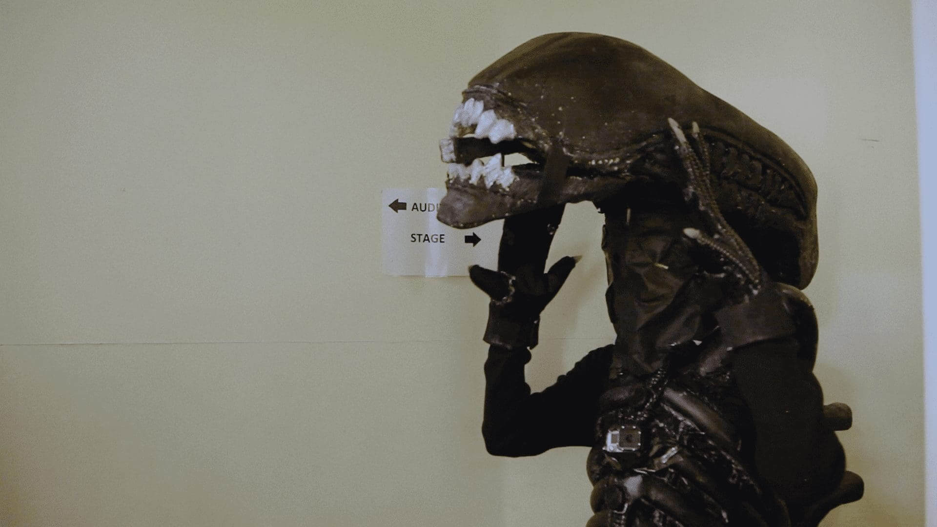 alien-on-stage-2021-Alien backs stage posing