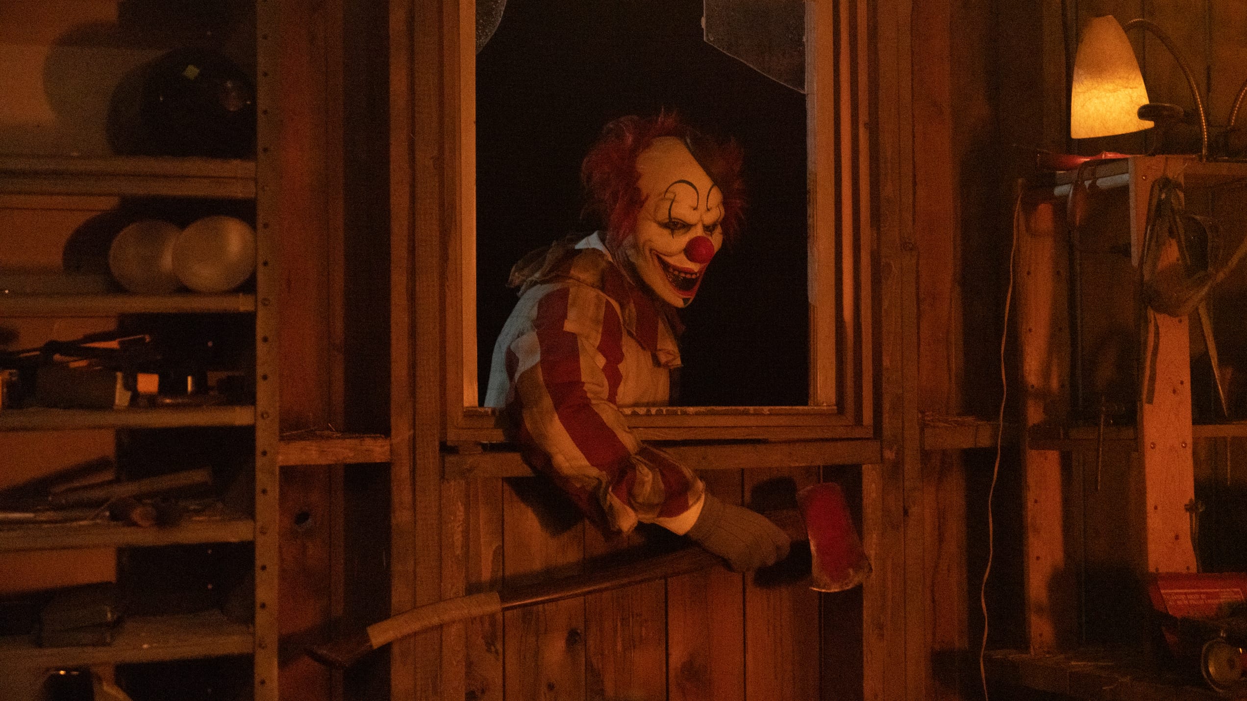 CIAC Still 11 CLOWN IN A CORNFIELD Review: Everybody Loves A Gore-Obsessed, Chainsaw Wielding Clown 12 Frendo the Clown in Eli Craig’s CLOWN IN A CORNFIELD. Courtesy of RLJE Films & Shudder. An RLJE Films & Shudder Release.